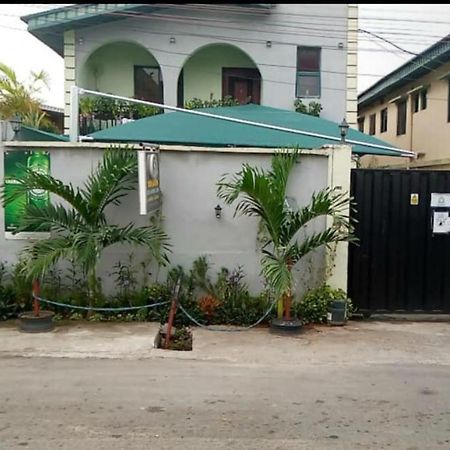 Staycation Suites And Apartment Lagos Bagian luar foto