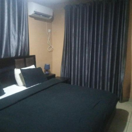 Staycation Suites And Apartment Lagos Bagian luar foto