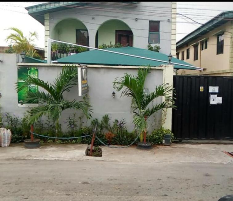Staycation Suites And Apartment Lagos Bagian luar foto