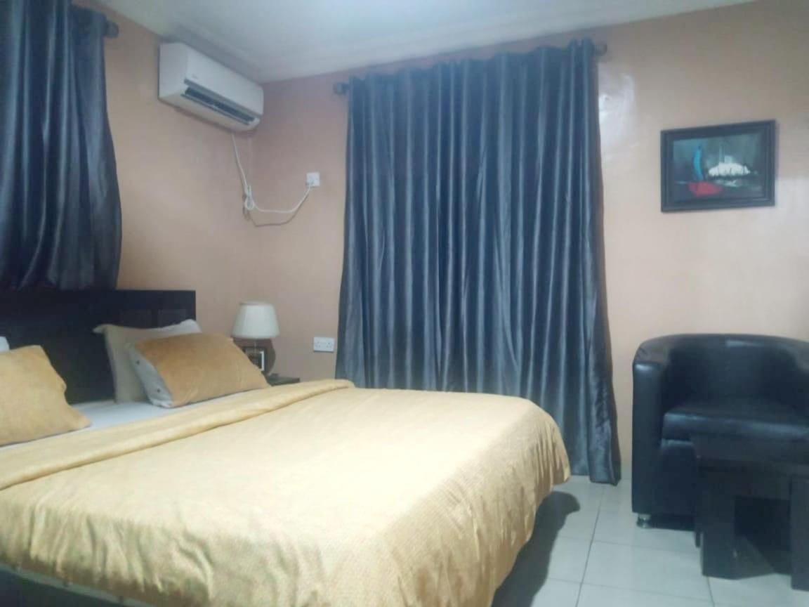 Staycation Suites And Apartment Lagos Bagian luar foto