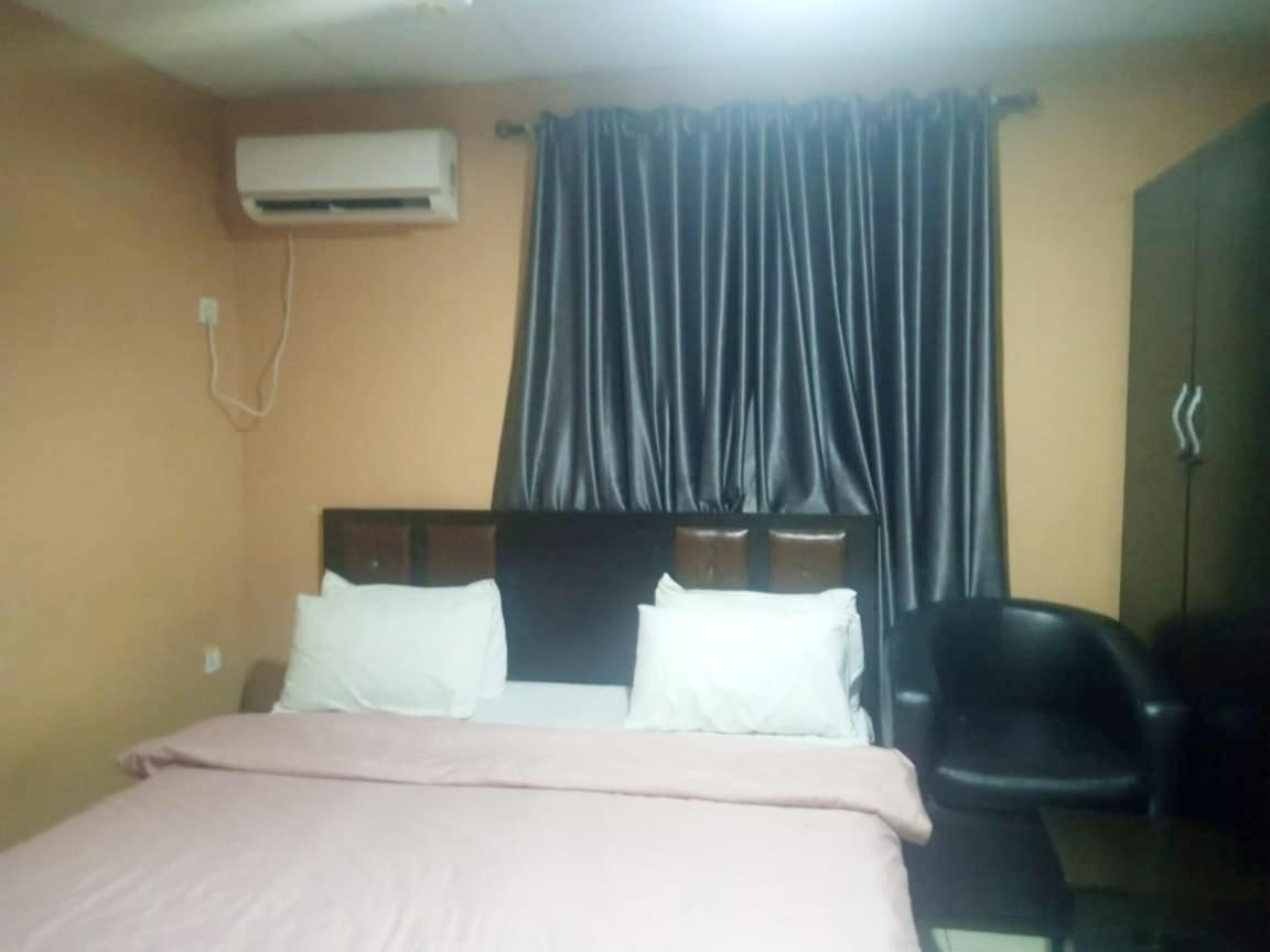 Staycation Suites And Apartment Lagos Bagian luar foto