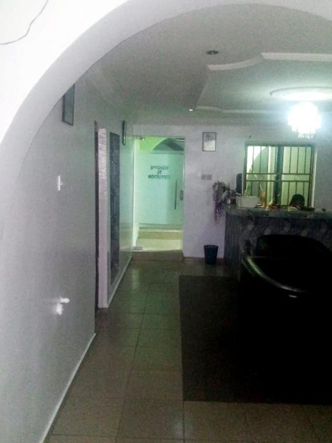 Staycation Suites And Apartment Lagos Bagian luar foto