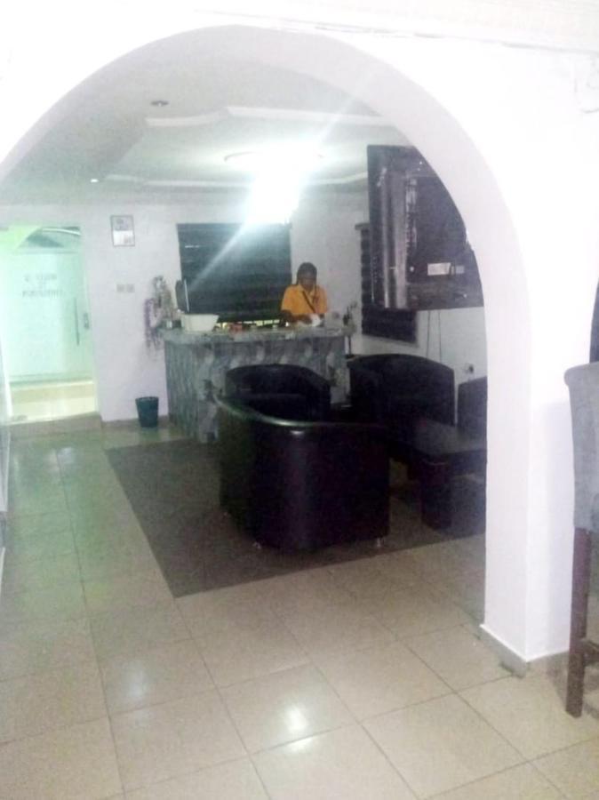 Staycation Suites And Apartment Lagos Bagian luar foto