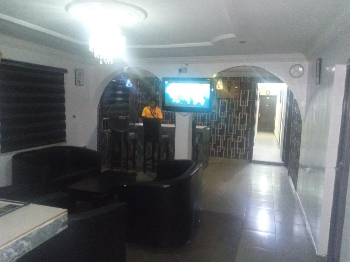 Staycation Suites And Apartment Lagos Bagian luar foto
