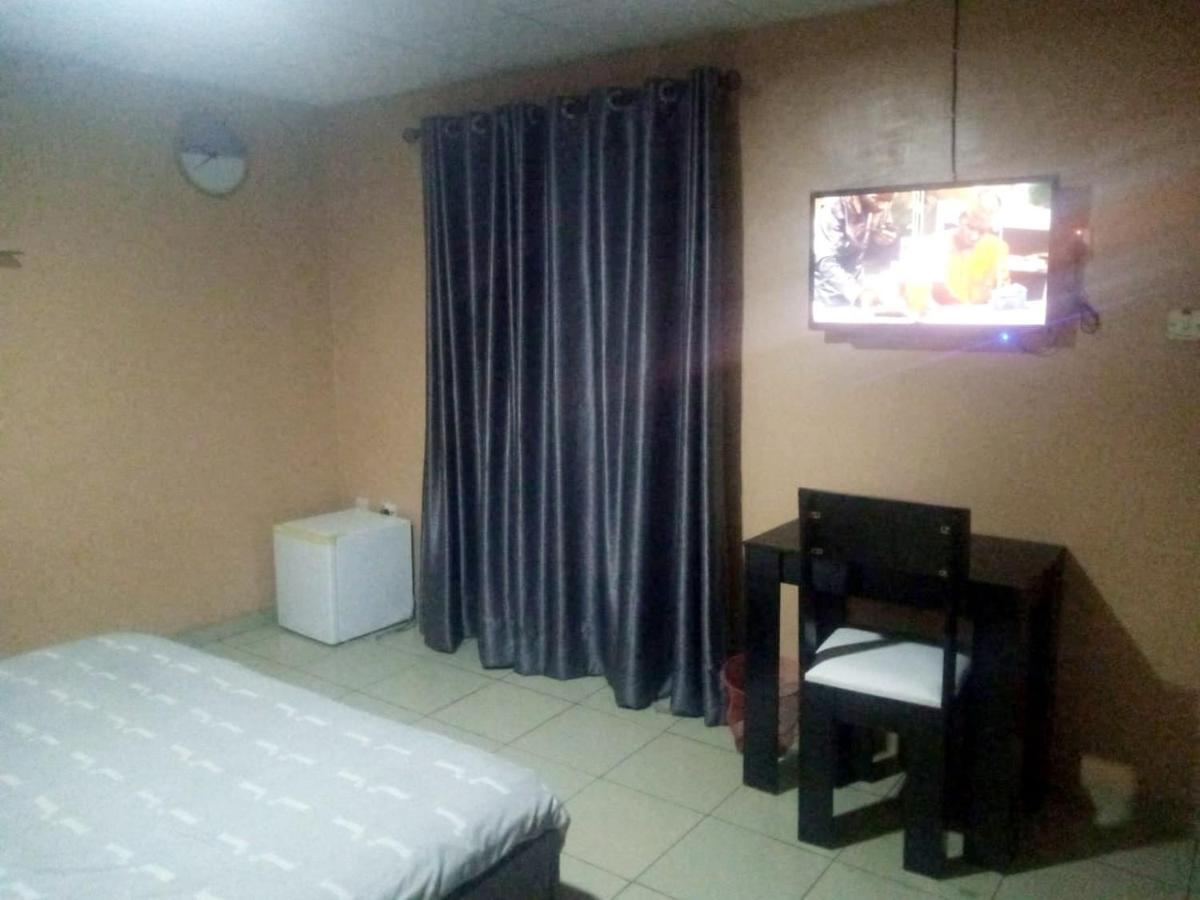 Staycation Suites And Apartment Lagos Bagian luar foto