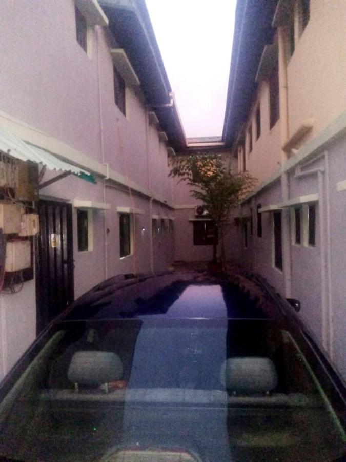 Staycation Suites And Apartment Lagos Bagian luar foto