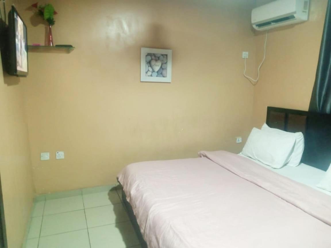 Staycation Suites And Apartment Lagos Bagian luar foto
