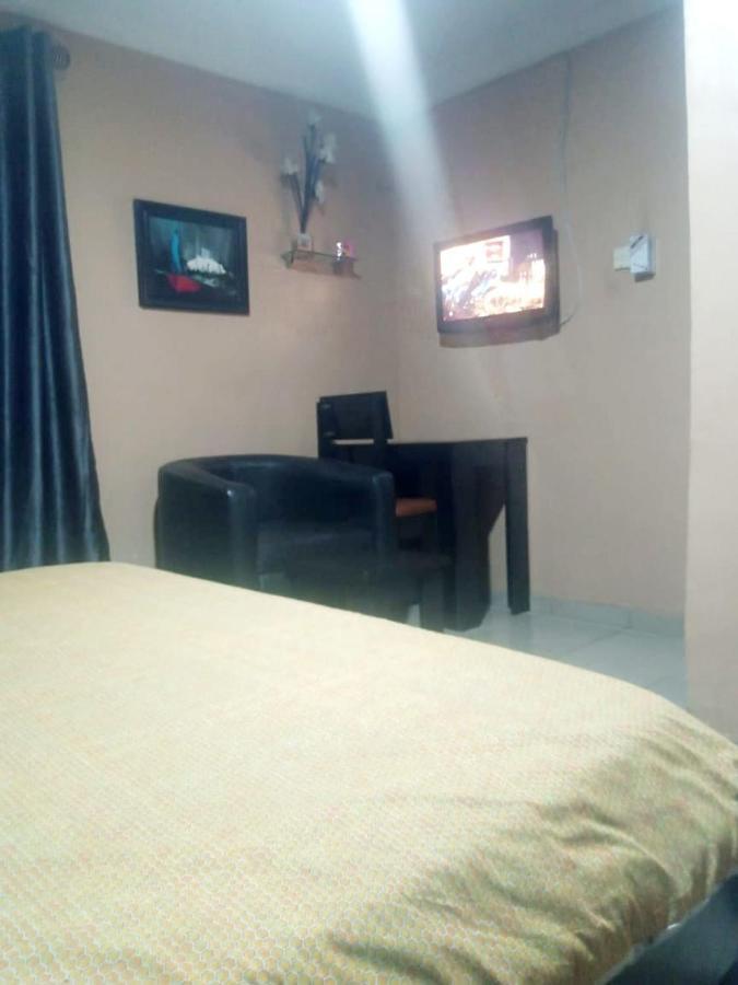 Staycation Suites And Apartment Lagos Bagian luar foto