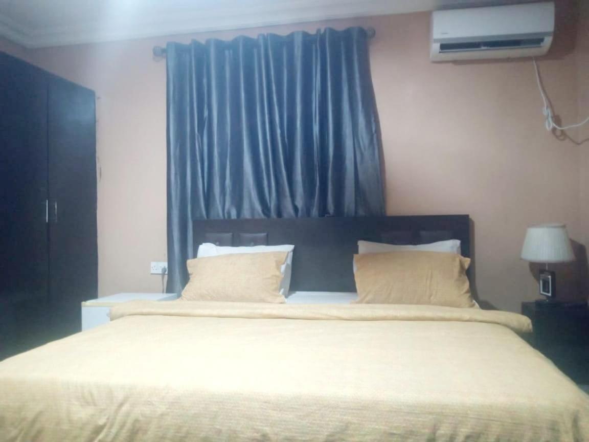 Staycation Suites And Apartment Lagos Bagian luar foto