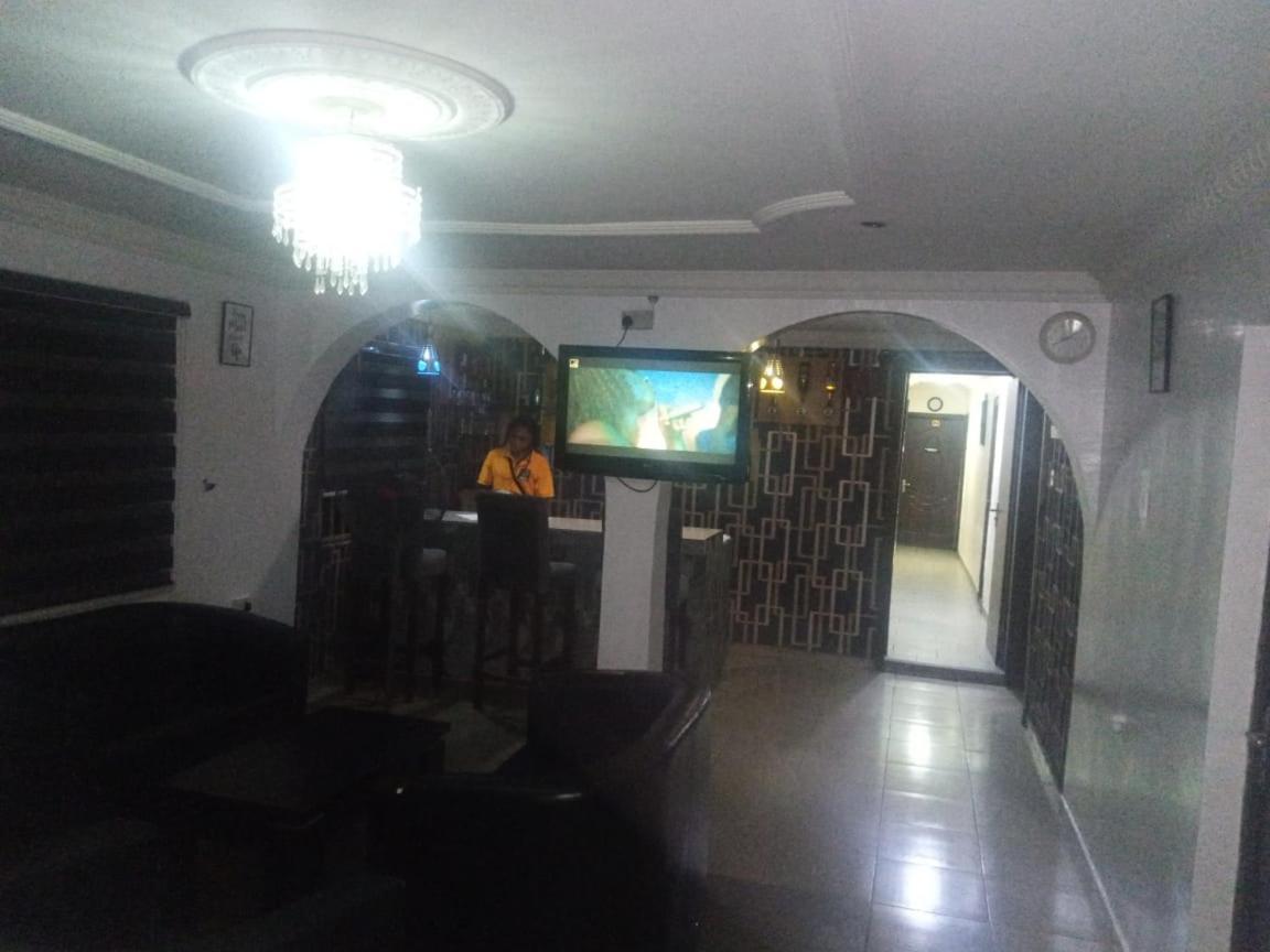 Staycation Suites And Apartment Lagos Bagian luar foto