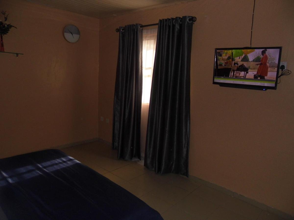 Staycation Suites And Apartment Lagos Bagian luar foto