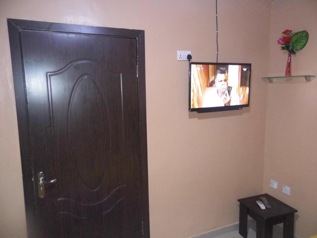 Staycation Suites And Apartment Lagos Bagian luar foto