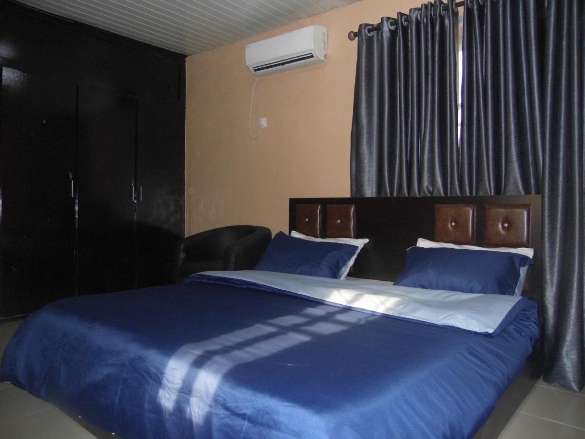 Staycation Suites And Apartment Lagos Bagian luar foto