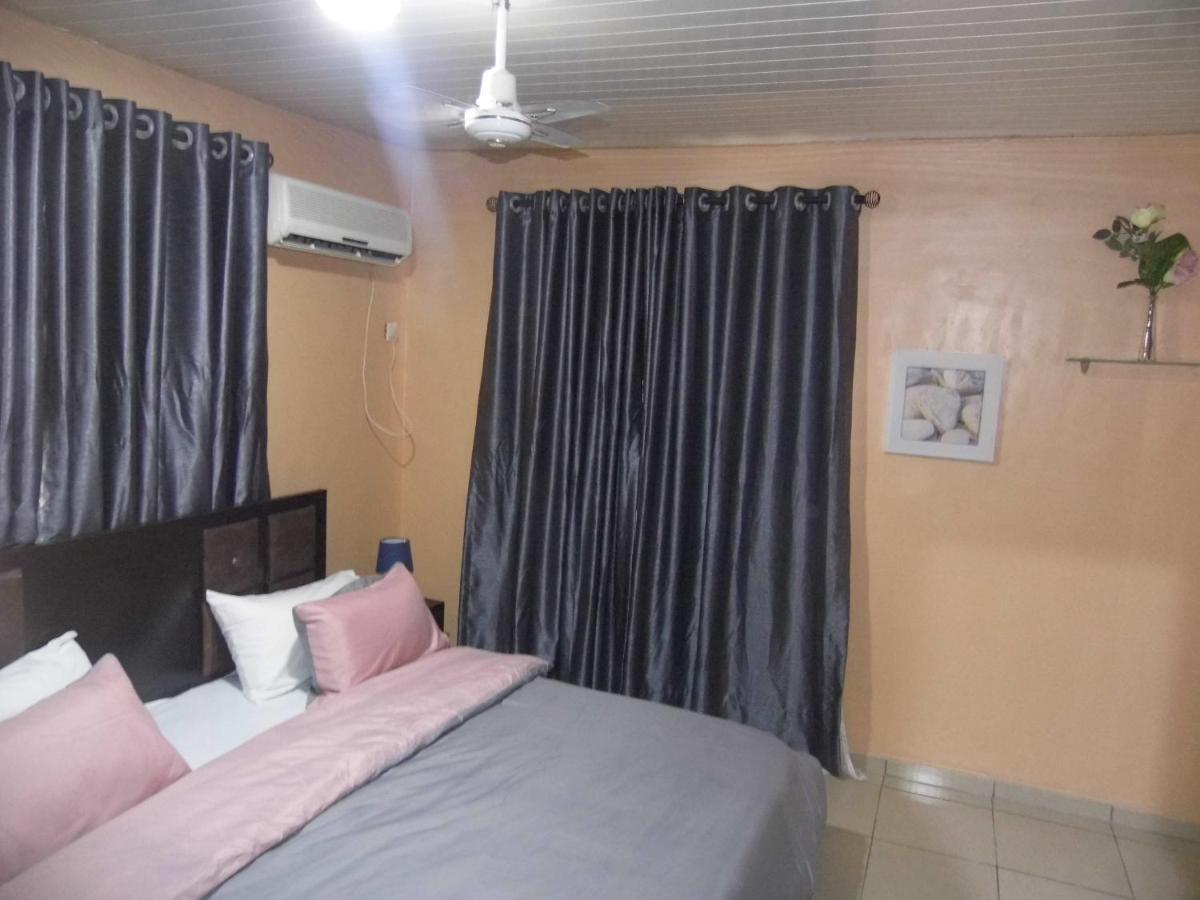 Staycation Suites And Apartment Lagos Bagian luar foto