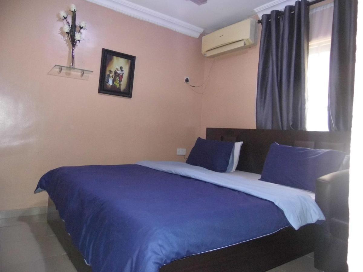 Staycation Suites And Apartment Lagos Bagian luar foto