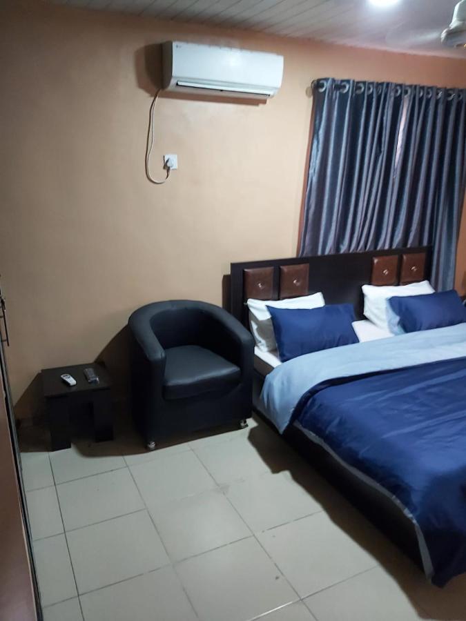 Staycation Suites And Apartment Lagos Bagian luar foto