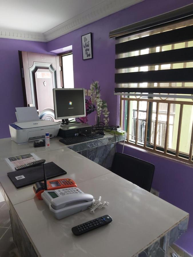 Staycation Suites And Apartment Lagos Bagian luar foto