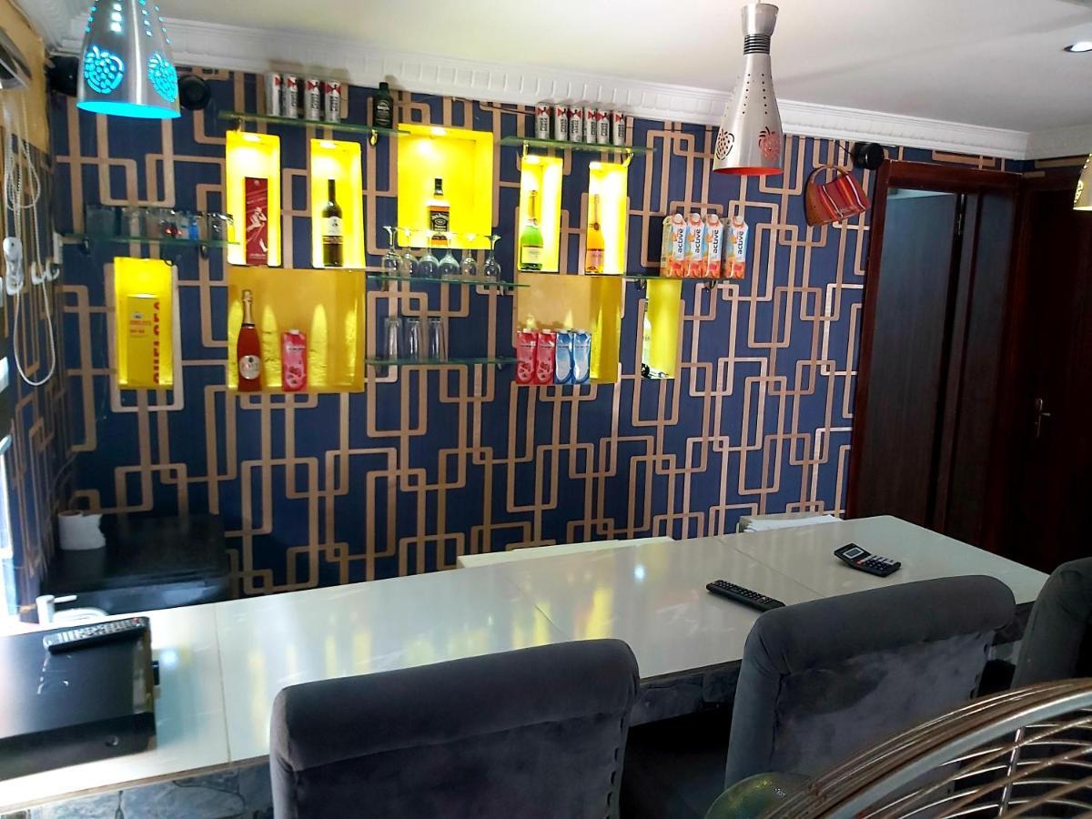 Staycation Suites And Apartment Lagos Bagian luar foto
