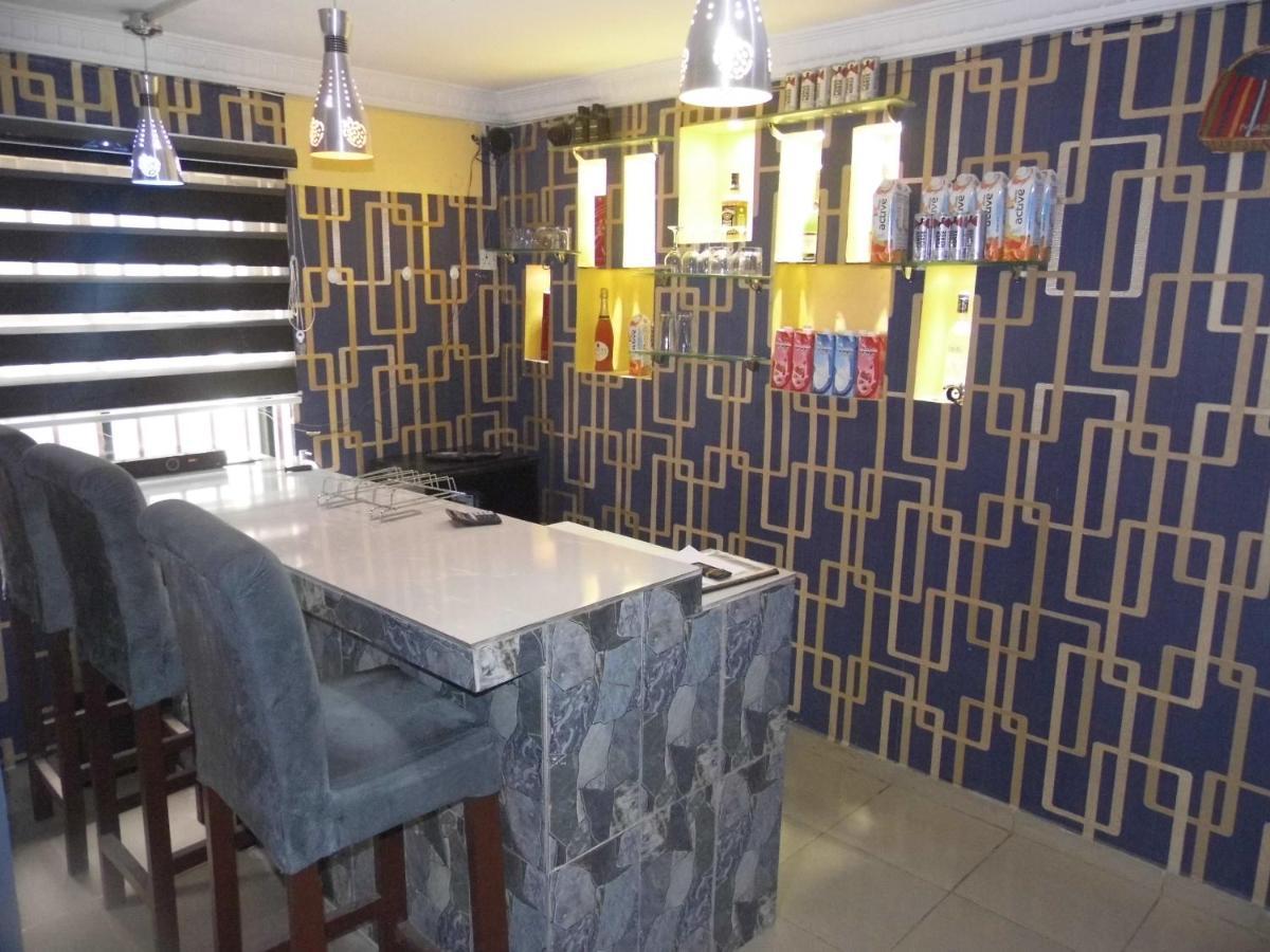 Staycation Suites And Apartment Lagos Bagian luar foto