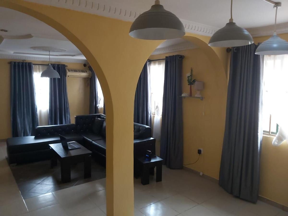 Staycation Suites And Apartment Lagos Bagian luar foto