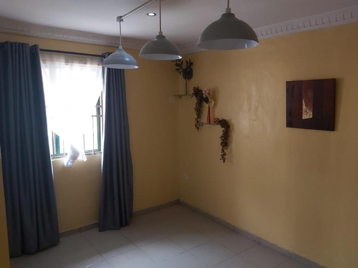 Staycation Suites And Apartment Lagos Bagian luar foto