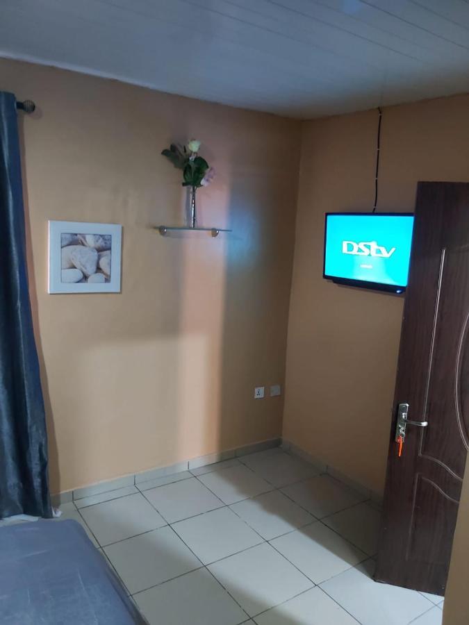 Staycation Suites And Apartment Lagos Bagian luar foto