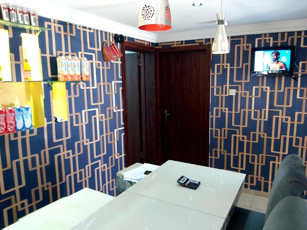 Staycation Suites And Apartment Lagos Bagian luar foto